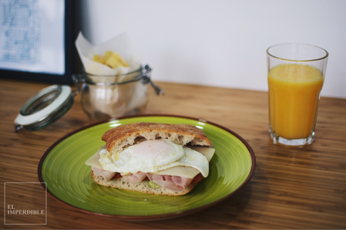 Cómo hacer un sandwich Bocadillo huevo y aguacate en casa receta rápida y sencilla
